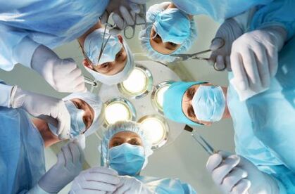 Kirurgët kryejnë operacione për zmadhimin e penisit