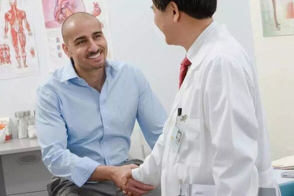 pacienti falënderon mjekun për operacionin e zmadhimit të penisit